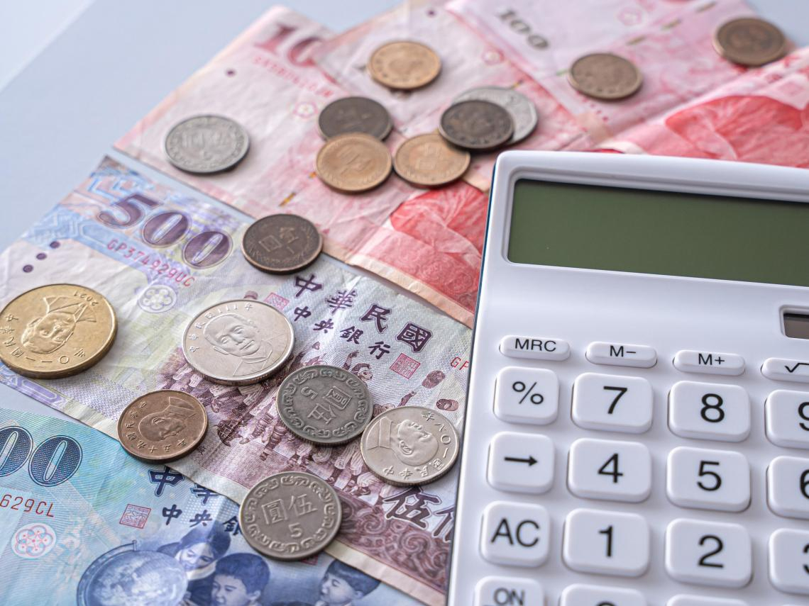 2月發錢了！勞退、勞保年金、國民年金...勞保局13筆給付領到月底，「這群人」一次入帳近4萬